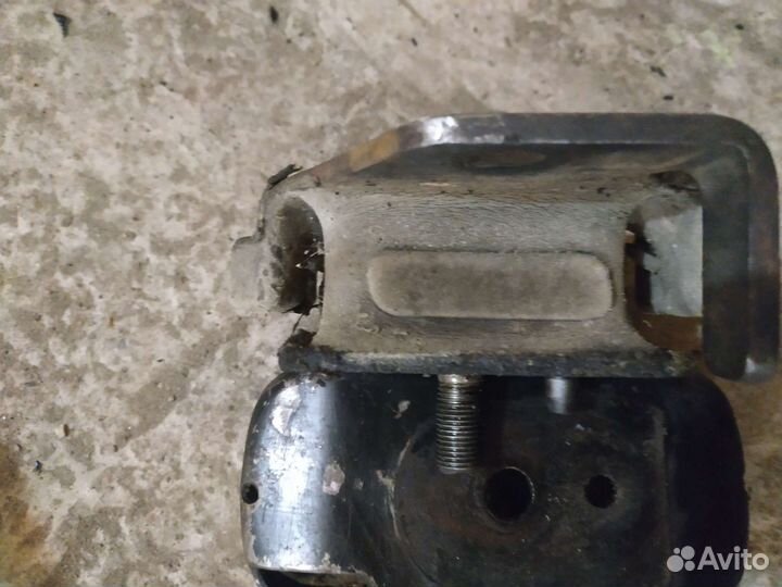 Подушка двигателя Тойота Хайс 2L