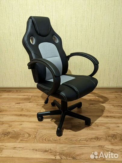 Компьютерное кресло (черно-серое)