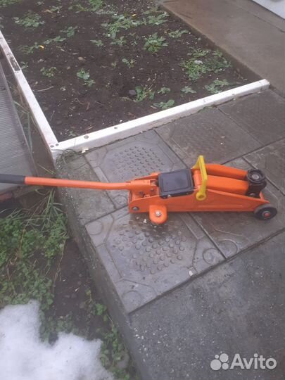 Домкрат подкатной 2.5 т