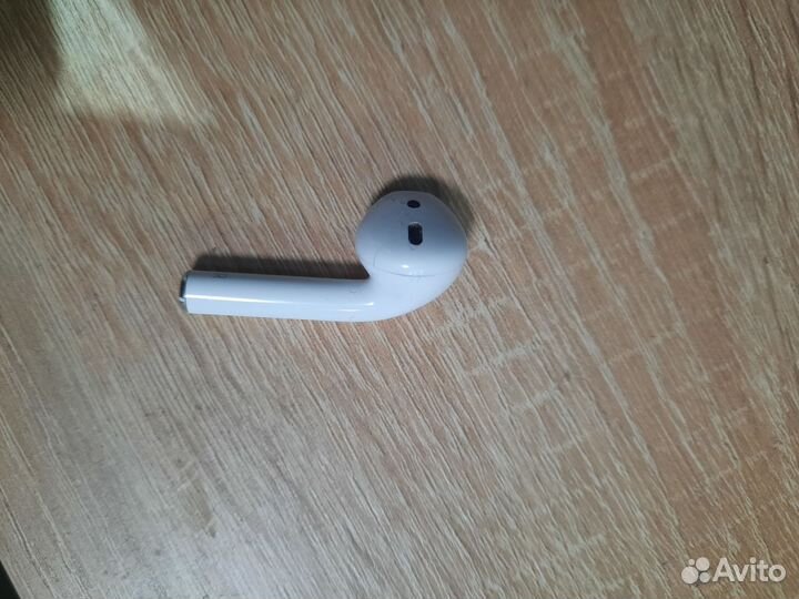 Продам правый наушник Airpods 1 original