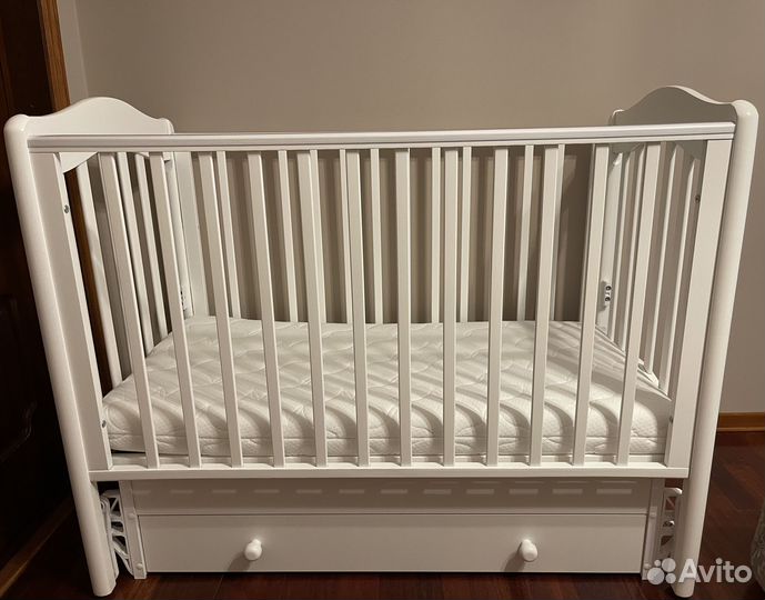 Детская кроватка с универсальным маятником