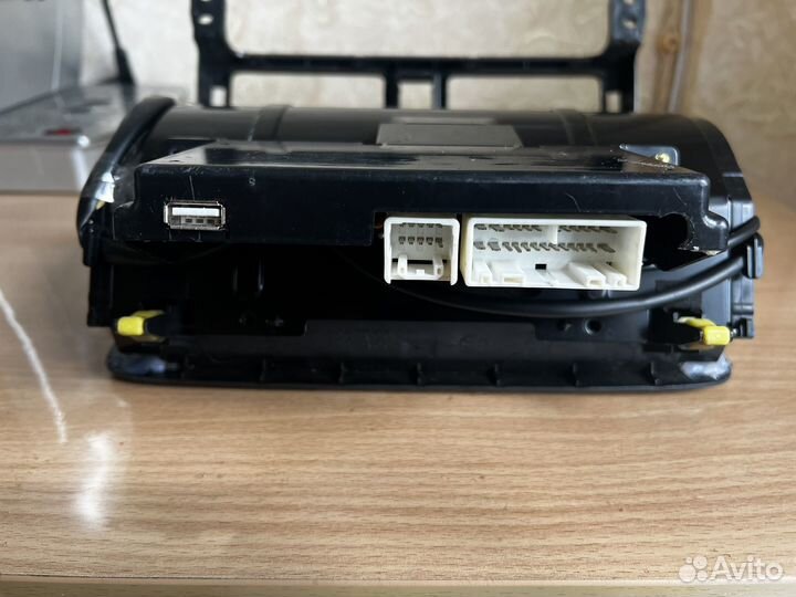 Бардачек на Avensis T25 рест