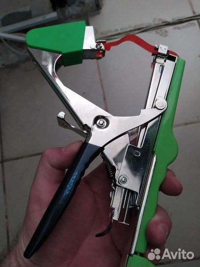 Садовый подвязчик