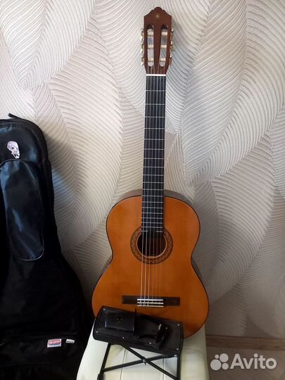 Продам гитару Yamaha C40