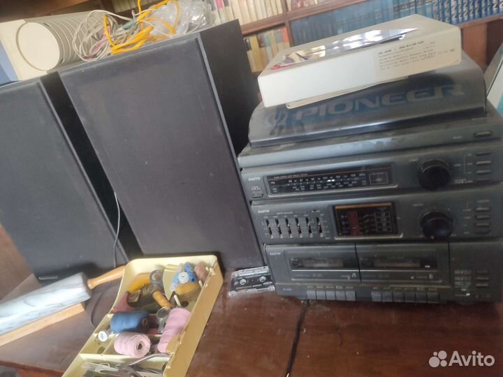 Музыкальный центр Sanyo и 2 колонки Panasonic