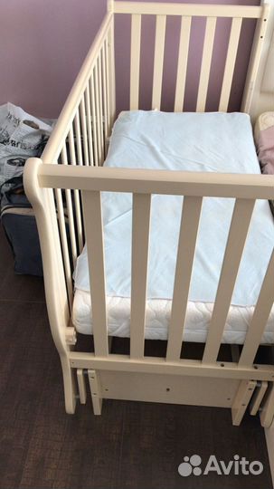 Детская кроватка с продольным маятником