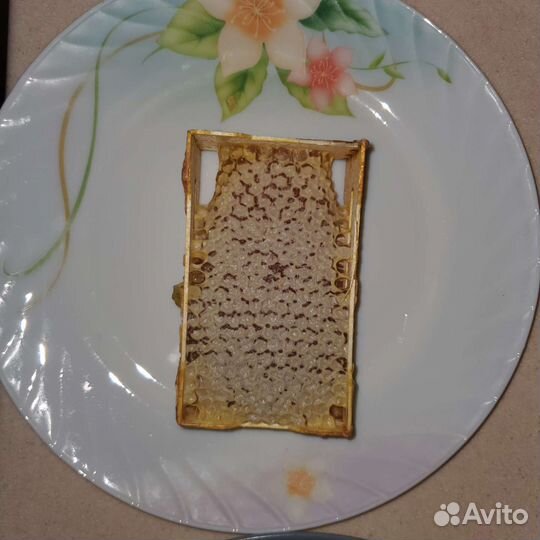 Продам мед в сотах, запечатаные рамки
