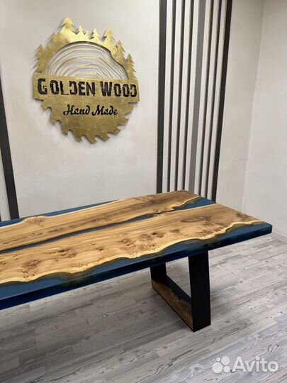 Стол из массива и смолы