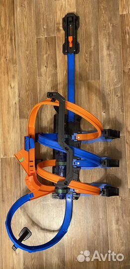 Hot wheels винтовое столкновение