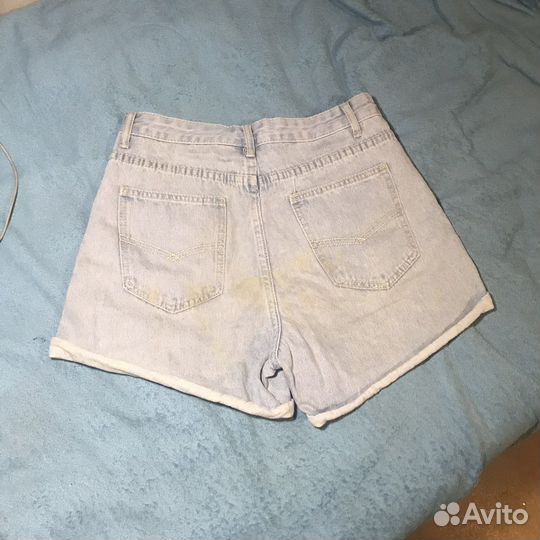 Женские джинсовые шорты, размер М. В заде пятно