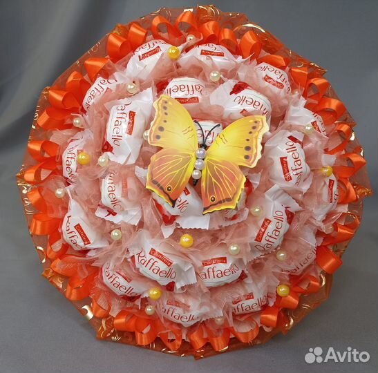 Декоративная бабочка в букете конфет на новый год