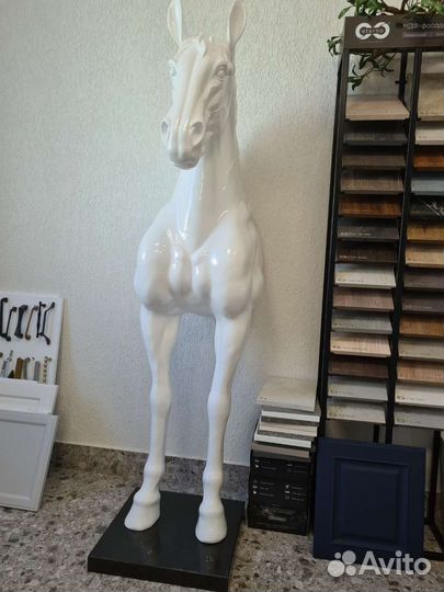 Скульптура коня