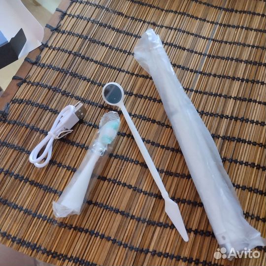 Электрическая зубная щетка