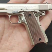 Коллекционная модель Colt 1911 в масштабе 1:2