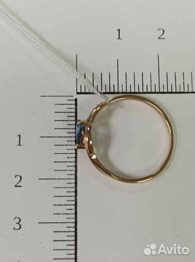 Золотое кольцо с бриллиантом и топазом