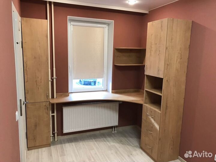 Письменный стол под окно