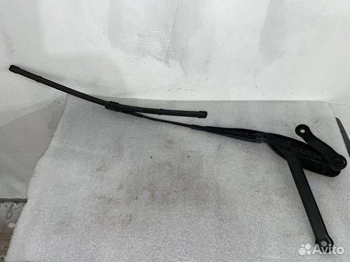 Поводок стеклоочистителя правый Mercedes-Benz