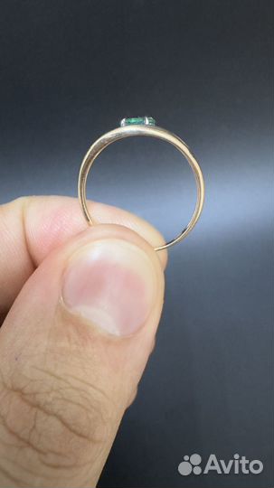 Золотое колечко с бриллиантами и изумрудом 585