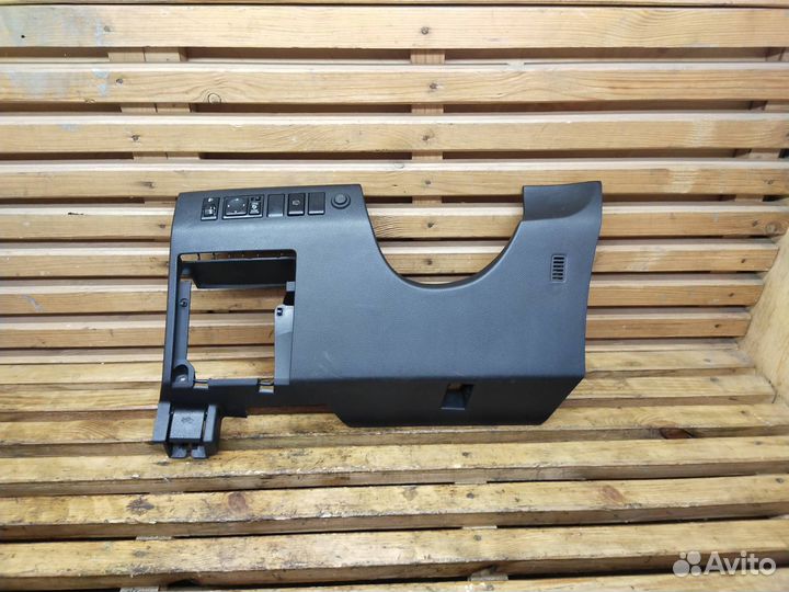 Накладка на торпедо (консоль) левая нижняя Nissan