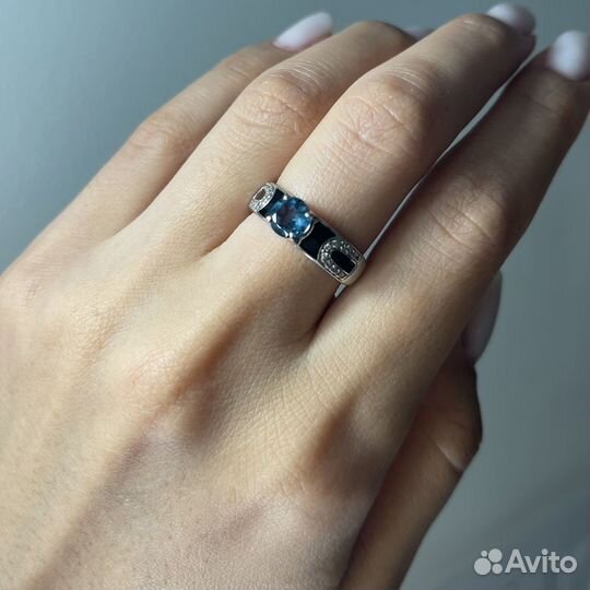 Серебряное кольцо с синим топазом и фианитами