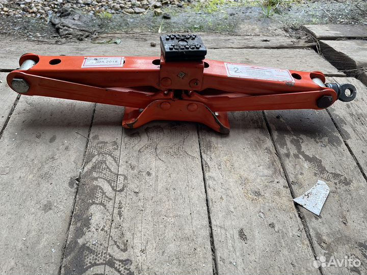 Домкрат универсальный 2 тонны