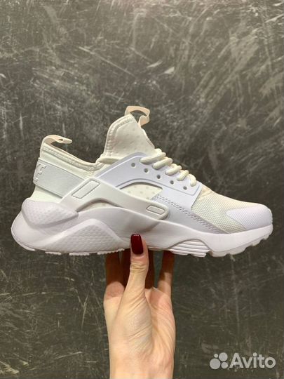 Женские кроссовки Nike Air Huarache White