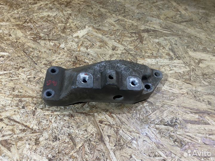 Кронштейн опоры кпп VW Passat B6 B7 B8 CC 05-21