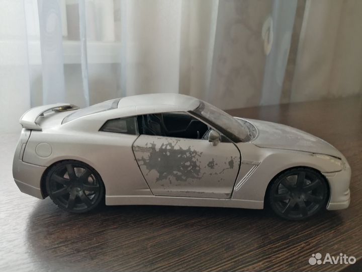 Машина nissan GT-R
