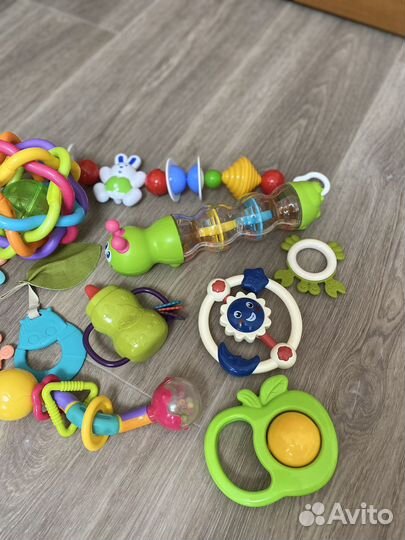 Погремушки, прорезыватели. кубик развивашка