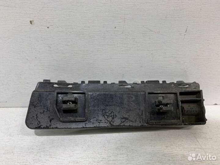 Кронштейн бампера передний правый Honda Accord 8