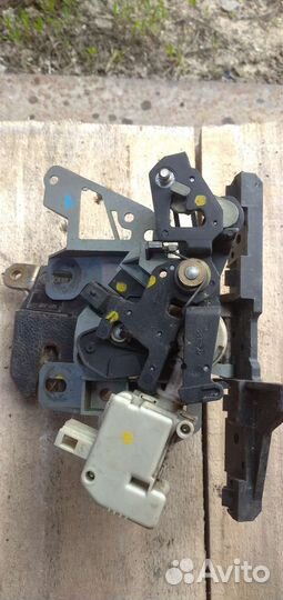 Замок багажника на Фольксваген Пассат Б5