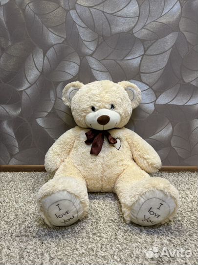 Большой мягкий плюшевый медведь