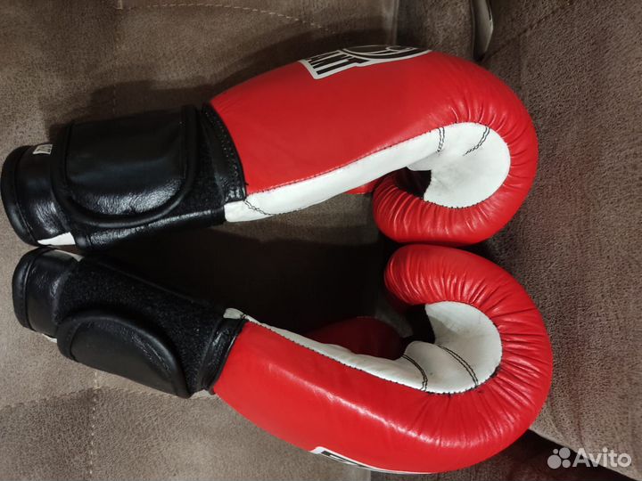 Боксерские перчатки 10 oz
