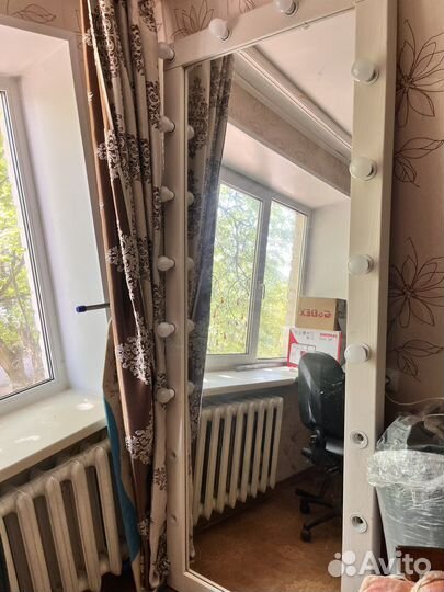 Гримерное зеркало с лампочками