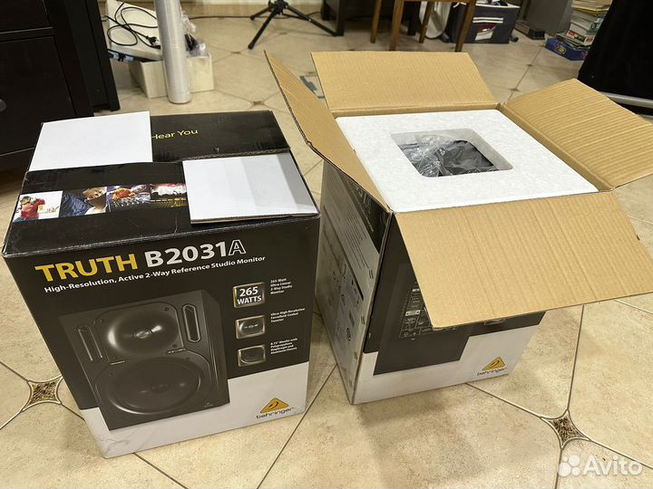 Behringer Truth B2031A