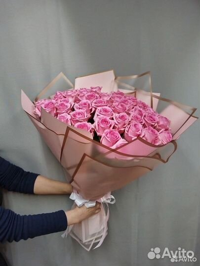 Букет из 51 высокой нежно-розовой розы