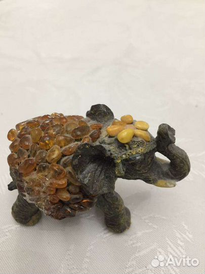 Статуэтка слон с янтарём