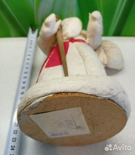 Елочные игрушки и ватный дедушка Мороз