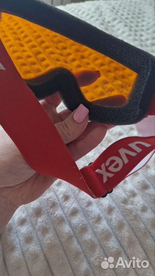 Горные лыжи, шлем и очки