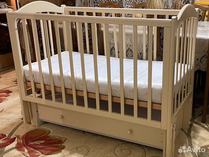 Детская кровать в месте матрасом