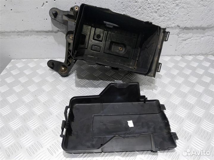 1K0915333 Полка аккумулятора Volkswagen Passat B7