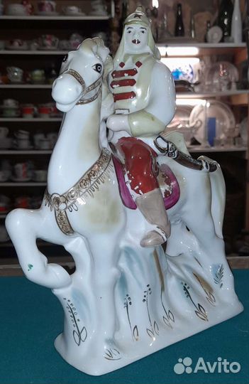 Фарфоровая статуэтка: 