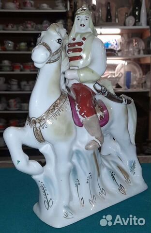 Фарфоровая статуэтка: 