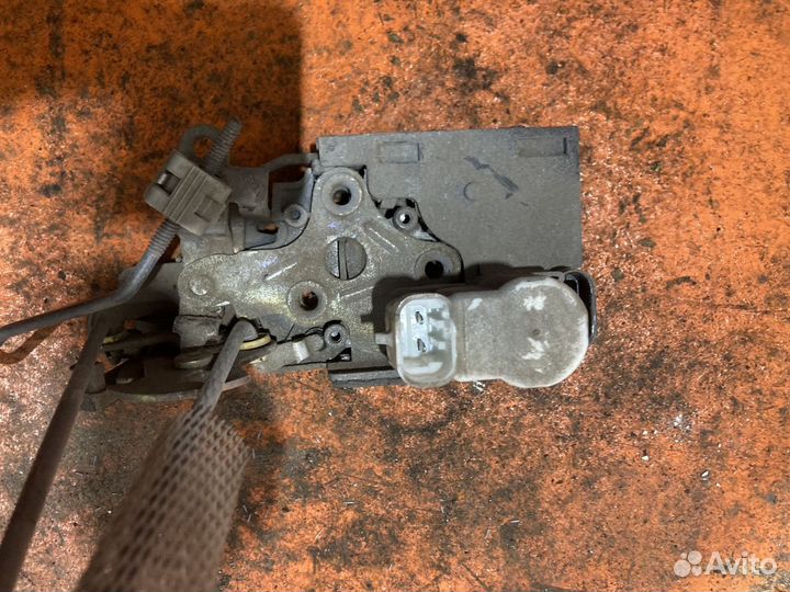 Замок двери задней правой Chevrolet Trail Blazer 1