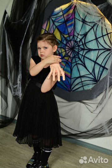 Декорация окно из комнаты Уэнсдей Аддамс