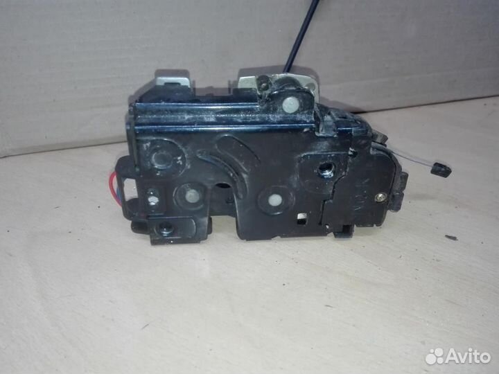 Замок двери передней левой Volkswagen Golf