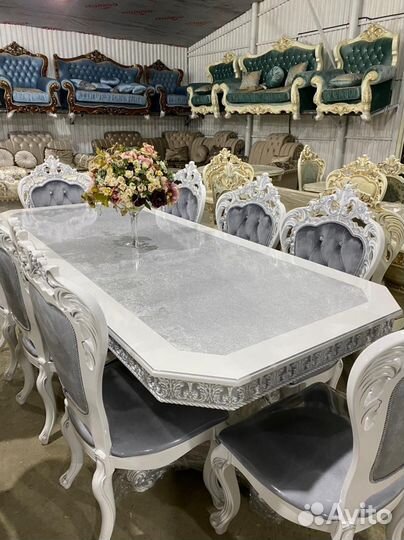 Стол и стулья