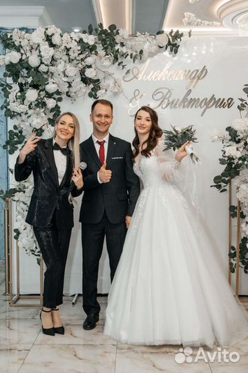 Ведущая с командой