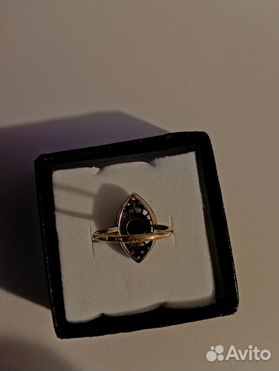 Золотое кольцо с бриллиантом