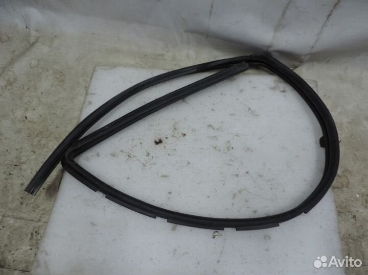 Уплотнитель стекла передний правый Nissan March 20